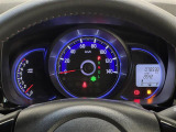 【メーターまわり】ドライバーから見やすい位置にあって安全運転に寄与します。メーターも見やすくてシンプルなデザインになっております。
