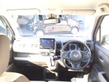 【前方視界】開放的な前方視界!運転がしやすく疲れにくいです♪窓が大きく、見通しがとっても良いおクルマですよ♪