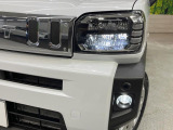 【LEDヘッドライト】悪天候や夜間走行時も良好な視界を確保し安心して運転できる高輝度LEDヘッドライトを装備!点灯速度が早く、消費電力も抑えられています。