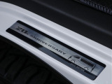 新型のハイエースのメーカーオプション 20周年記念スカッフプレート!!  目立たない部分ですが、あるだけで特別感があります♪