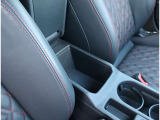 Audi正規ディーラーが高品質をお約束。高度な訓練・教育を受けたAudi専任メカニックが、100項目にもおよぶ精密な点検を実施。すべてクリアしたAudi車だけ、あなたのお手元に届けられるのです