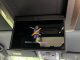 【12.8型フリップダウン】大画面モニターで後席でもエンタメをお楽しみいただけます。家族や友人とお出かけする機会が多い方に大人気です♪