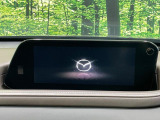 【8.8インチマツダコネクト】車内の雰囲気にマッチした大型のディスプレイ。スマホ接続でのナビ使用やBluetooth再生等、様々な機能が楽しめます。直感的なダイヤル操作が可能で、使い勝手も良好です。