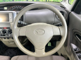 インテリアに合わせたデザインのステアリングは、運転される方のことも考え、運転しやすい形状、大きさです。是非一度、実際に触ってお確かめください。