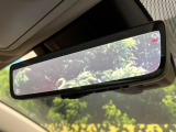 【デジタルインナーミラー】後席の大きな荷物や同乗者で後方が確認しづらい時でも安心!カメラが撮影した車両後方の映像をルームミラー内に表示。クリアな視界で状況の確認が可能です!
