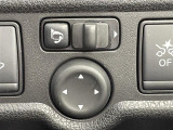 【電動格納ミラー】運転席のスイッチで、ドアミラーの開閉や角度の調整ができます。