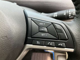 右ハンドルにあるクルーズコントロールは、設定した車速を上限に前車との車間距離を保つよう追従走行。ドライバーの負担を軽減するとともに、軽快な走行を提供します。