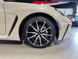 フロントタイヤ・ホイールは純正です。215/45R17は性能・外観共にスポーツ性が体感できます。