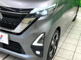 【LEDヘッドライト】悪天候や夜間走行時も良好な視界を確保し安心して運転できる高輝度LEDヘッドライトを装備!点灯速度が早く、消費電力も抑えられています。