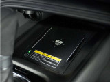 ◆ワイヤレス充電器◆ワイヤレス充電規格Qiに適合した機器を充電エリアに置くことで使用できます。