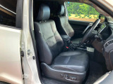 運転席シート廻りは使用感も少なく、良好な状態となっています。前オーナー様が丁寧に使っていたことがよくわかりますね。