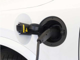 専用コードを接続するだけで簡単に充電が行えます。プラグインハイブリッドモデルRecharge PHEV T8 AWDは、走行中の充電のほか、自宅などに設置された充電機器からの充電が可能です。