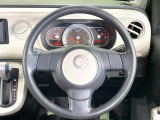 インテリアに合わせたデザインのステアリングは、運転される方のことも考え、運転しやすい形状、大きさです。是非一度、実際に触ってお確かめください。