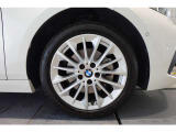 【BMWアロイホイール】軽量かつ強度に拘ったアロイホイール。走行性能ポテンシャルを引き出す設計。タイヤのサイドウォールが強化されたランフラットタイヤは、パンク時にタイヤがつぶれてもリムから外れません。