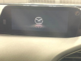 【8.8インチマツダコネクト】車内の雰囲気にマッチした大型のディスプレイ。スマホ接続でのナビ使用やBluetooth再生等、様々な機能が楽しめます。直感的なダイヤル操作が可能で、使い勝手も良好です。