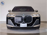 【キドニーグリル】BMWは約90年もの間、ほぼ全ての車両にひと目でBMWだと分かるこの特徴的なフロントグリルが備えられ、デザイン・アイコンとして親しまれてきました。