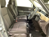 女性でも運転がしやすいように、シートの高さ調整機能(シートリフター)がついています。広い足元にゆったり座れるシートには肘掛も装備しており長距離の運転でも疲れにくいシートです。
