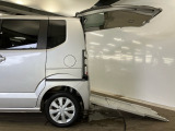【車椅子仕様車】車椅子や自転車などを乗せる際に便利なアルミスロープが装備されています。