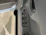 狭い駐車場で便利な電動格納ドアミラーが付いています。