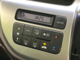 【オートエアコン】一度お好みの温度に設定すれば、車内の温度を検知し風量や温度を自動で調整。暑い…寒い…と何度もスイッチ操作をする必要はありません。快適な車内空間には必須の機能ですね♪