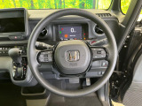 【ホンダセンシング】走行中に前方の車両等を認識し、衝突しそうな時は警報とブレーキで衝突回避と被害軽減をアシスト。より安全にドライブをお楽しみいただけます。