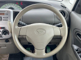 インテリアに合わせたデザインのステアリングは、運転される方のことも考え、運転しやすい形状、大きさです。是非一度、実際に触ってお確かめください。