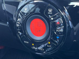 【オートエアコン】一度お好みの温度に設定すれば、車内の温度を検知し風量や温度を自動で調整。暑い…寒い…と何度もスイッチ操作をする必要はありません。快適な車内空間には必須の機能ですね♪
