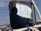スライドドアに小窓が付いてます。空気の入替にも便利。