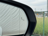 ★ブラインドスポットモニター★隣の車線を走る車両をレーダーで検知し、ドアミラーに搭載されたLEDインジケーターが点灯することで車線変更のサポートをします!
