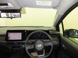 ドライバー目線で、使いやすく安全操作性と良好な視界を実現した運転席です。