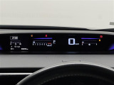 【メーターまわり】ドライバーから見やすい位置にあって安全運転に寄与します。マルチインフォメーションディスプレイでは、クルマに関する情報の確認はもちろん、各種安全機能・装備のON/OFFも設定可能。
