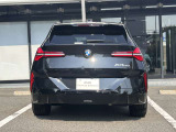BMWのテールランプはプレスラインへと続く形状のため、統一感のある綺麗なラインを演出しております。