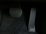 【オルガン式アクセルペダル】かかとを支点として足首とペダルの動きが一致するため、スムーズで正確な操作が可能です。ペダル反力を足の重さで支える事ができるため長時間の運転でも足が疲れにくくなります。