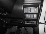 横滑り防止装置、車線逸脱警報システムなどの安全装備も充実。バック時の障害物を検知し知らせるコーナーセンサーがあります。