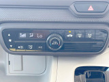 【オートエアコン】一度お好みの温度に設定すれば、車内の温度を検知し風量や温度を自動で調整。暑い…寒い…と何度もスイッチ操作をする必要はありません。快適な車内空間には必須の機能ですね♪