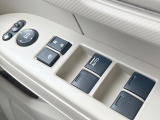 【電動格納ミラー】サイドミラーは電動格納式となっており、狭い駐車場でもキズがつくリスクを抑えられます。