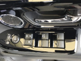 電動格納式リモコンドアミラーと、パワーウィンドウマスタースイッチ等は運転席ドアにあります。