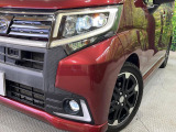 【LEDヘッドライト】悪天候や夜間走行時も良好な視界を確保し安心して運転できる高輝度LEDヘッドライトを装備!点灯速度が早く、消費電力も抑えられています。