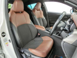 運転席側からの前席ビューです。内装色はブラック系ですので汚れも目立ちにくいです♪