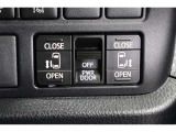 スライドドアの開閉は、ドアハンドルはもちろん運転席からのスイッチ操作でも可能です。お子様の送迎時の乗り降りも一段と楽になります。