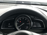 【アクティブ・ドライビング・ディスプレイ】フロントガラスにルートや車速などの情報を表示し、ドライバーの視線移動と、焦点調整の 時間をさらに短縮する事で、わき見のリスクを低減し ます。