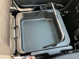 助手席側の座席下には車検証などの小物を入れて頂けるスペースを設置。さらに取っ手が付いているので、そのまま取り出して使う事も可能です。