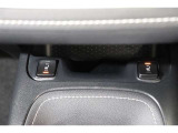 シートヒーターは、エアコンで車内を温めるよりも早くシートが温まるので、寒い季節も快適になります。