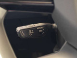 ACC(前車追従式クルーズコントロール)の操作レバーです。ハンドルを握ったままブラインドタッチで車速の設定や再発進が行える便利機能です。