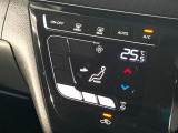 【オートエアコン】一度お好みの温度に設定すれば、車内の温度を検知し風量や温度を自動で調整。暑い…寒い…と何度もスイッチ操作をする必要はありません。快適な車内空間には必須の機能ですね♪