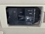 【ETC】有料道路を利用する際に料金所で停止することなく通過できる、ETC車載器(ノンストップ自動料金収受システム機器)が装備されています。セットアップを行うことで利用可能になります。