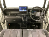 車内は光触媒抗菌消臭施工済です。インパネ周りはスタイリッシュなデザインで機能や装備も充実しています。グローブボックスやカップホルダーのほかにトレーなどたくさんの収納スペースが付いています。