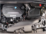 【BMWエンジン】革新的なガソリン・エンジン・テクノロジーによる高性能かつ高効率。レスポンスの良いパワーを発揮。常にスムーズな吸気を実現しアクセル開度にダイレクトに反応しドライビングを楽しく演出。
