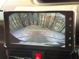 【バックカメラ】駐車時に後方がリアルタイム映像で確認できます。大型商業施設や立体駐車場での駐車時や、夜間のバック時に大活躍!運転スキルに関わらず、今や必須となった装備のひとつです!