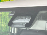 【スマートブレーキサポート】走行中に前方の車両等を認識し、衝突しそうな時は警報とブレーキで衝突回避と被害軽減をアシスト。より安全にドライブをお楽しみいただけます。